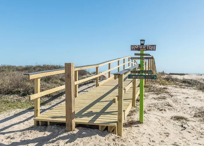 Blue Haven - Cozy, Cute, Just A Skip To The Shore!